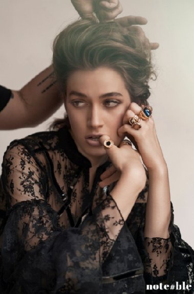 NOTEBLEMAG's tweet image. "Es war in den 90ern total en vogue mit Röcken auszugehen"
JCHOERL Interview
issuu.com/noteblemag/doc…