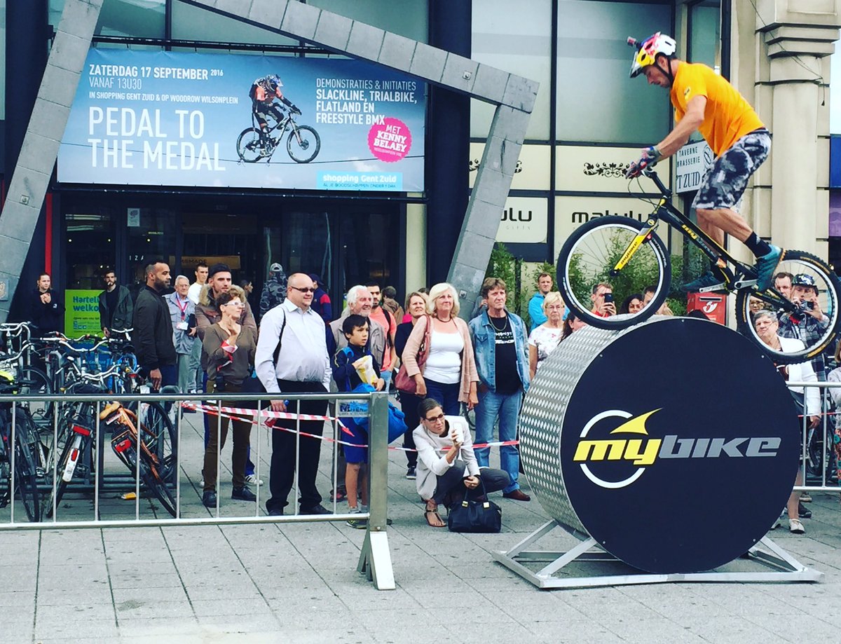 Hele namiddag circus <a href="/belaeykenny/">Belaey Kenny</a> aan Gent Zuid. #trialbike #wereldtopper #PedalToTheMedal
