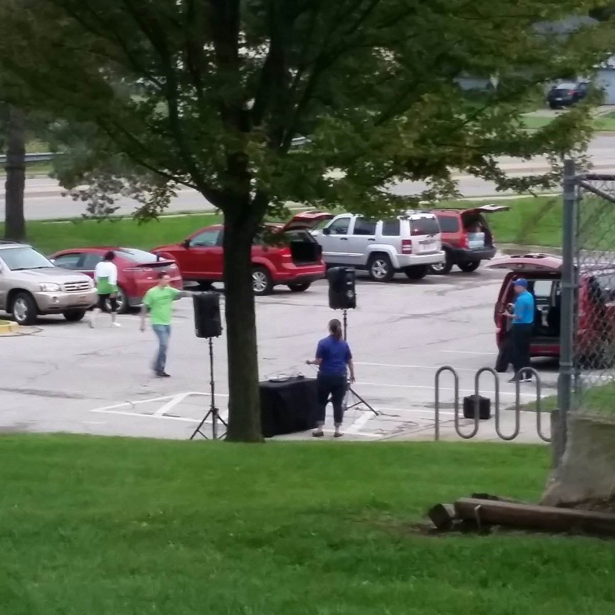 202020movement's tweet photo. Volunteers arriving -- DJs setting up. Come and join us at #DashKCK and #LibraryinthePark. https://t.co/QcIPLREd0V