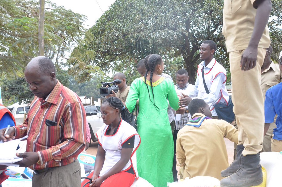 jokateM's tweet photo. Kwenye eneo/ghala wanapopokea misaada kuhakikisha wanaupokea. Red Cross na scout wanahusikia kupokea mizigo. https://t.co/jg56IqV0nH
