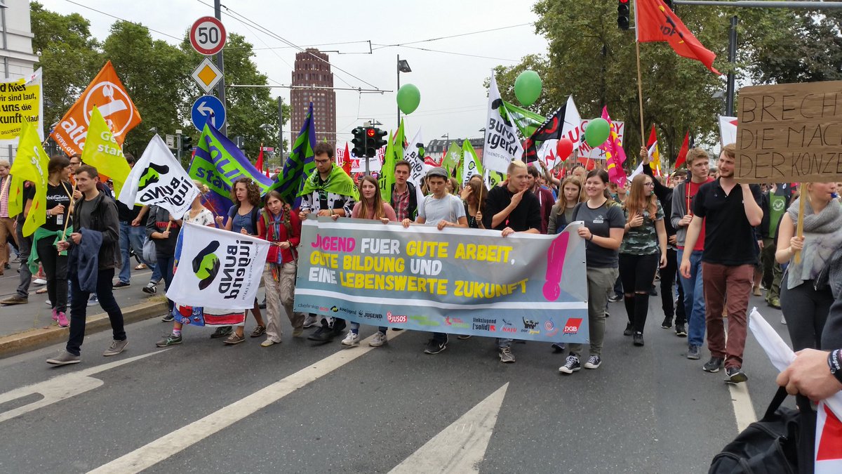 katharina_binz's tweet photo. Der Jugendblock bei #StopCetaTTIP in #frankfurt mit der @GJ_RLP und vielen anderen Jugendverbänden https://t.co/rYus2xTevR