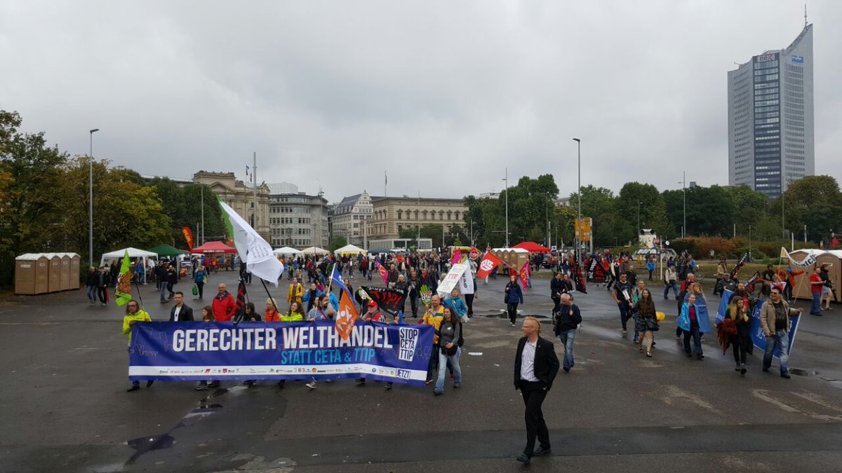 ttipdemoleipzig's tweet photo. Die Demo-Spitze ist zurück auf dem Leuschner-Platz! Gleich startet die Abschlusskundgebung! #le1709 #StopCetaTTIP https://t.co/NqQNTaXpVK