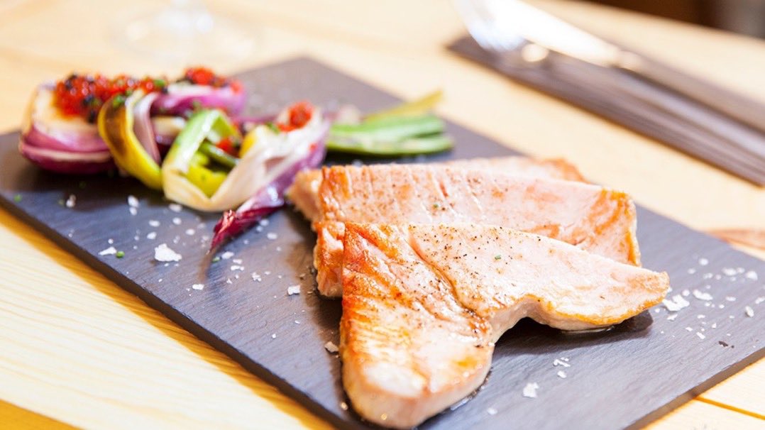 toptenmadrid's tweet photo. Top 10 se ha unido a la cocina que más alimenta! Busca en nuestra carta platos solidarios #RestaurantesContraHambre https://t.co/VCKCwS8j98