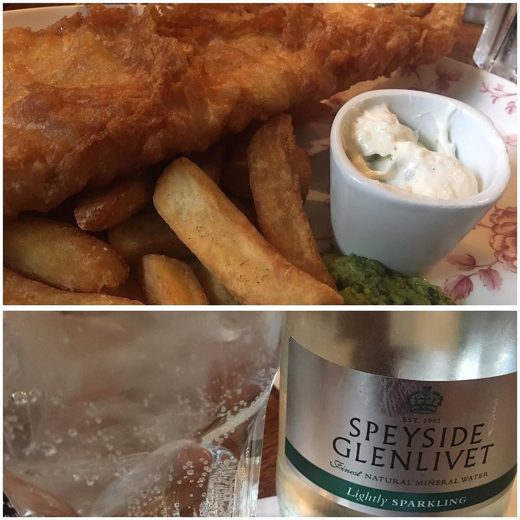 glistenrun's tweet image. Of course I have to eat! Traditional #fishandchips and classy water 😉 #firstlunch #secondb… ift.tt/2cRkOXe