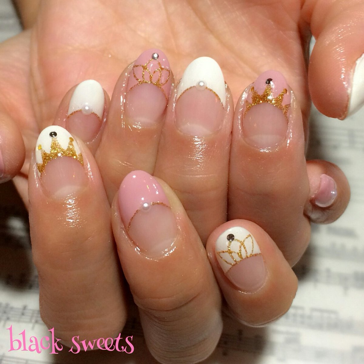 Uzivatel Kigi By Blacksweets Na Twitteru 王冠ネイル 白 ピンクが女の子っぽいかわいい王冠モチーフ ネイルです ー T Co 4e4y8ixrmr Twitter