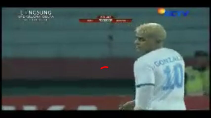 Moga Papito el Loco dkk berasa main di kandang dewe pas denger lagu"nya #Aremania dinyanyikan suporter lawan. Aamiin