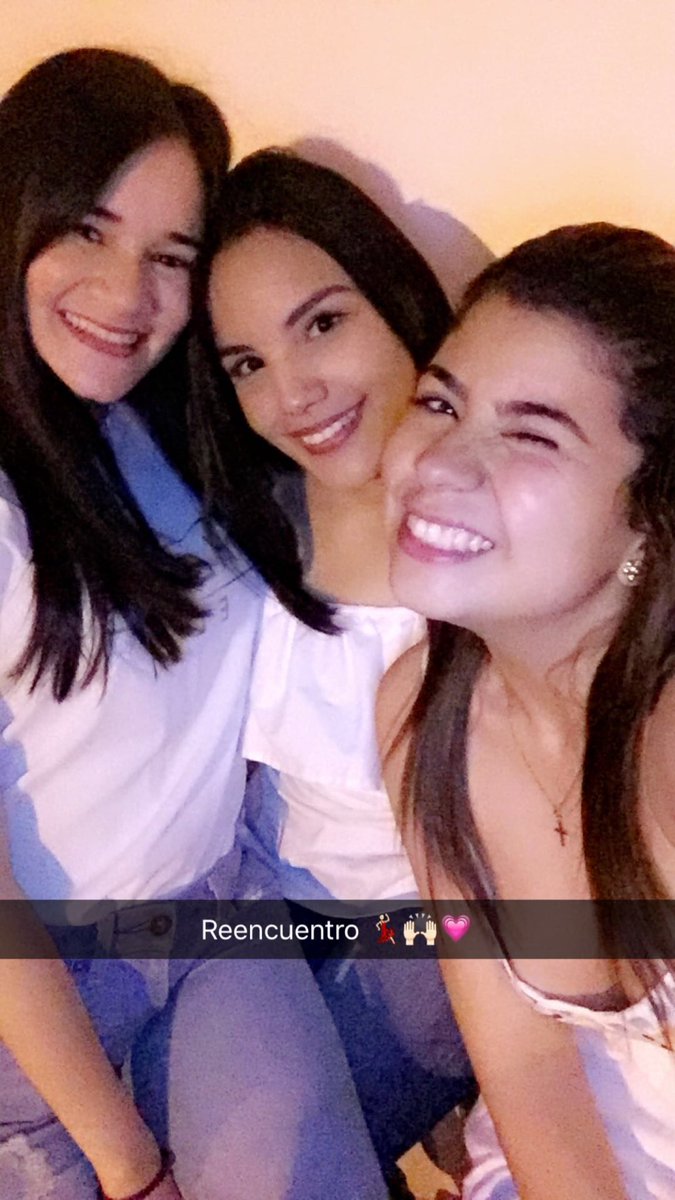 paovigna's tweet photo. Mías y de más nadie 💗 @valerymendoza1 @ElianaLinero  nos faltó @mjoguerra #BdayVm #reencuentro 👯 https://t.co/uKIzkzjSQ6