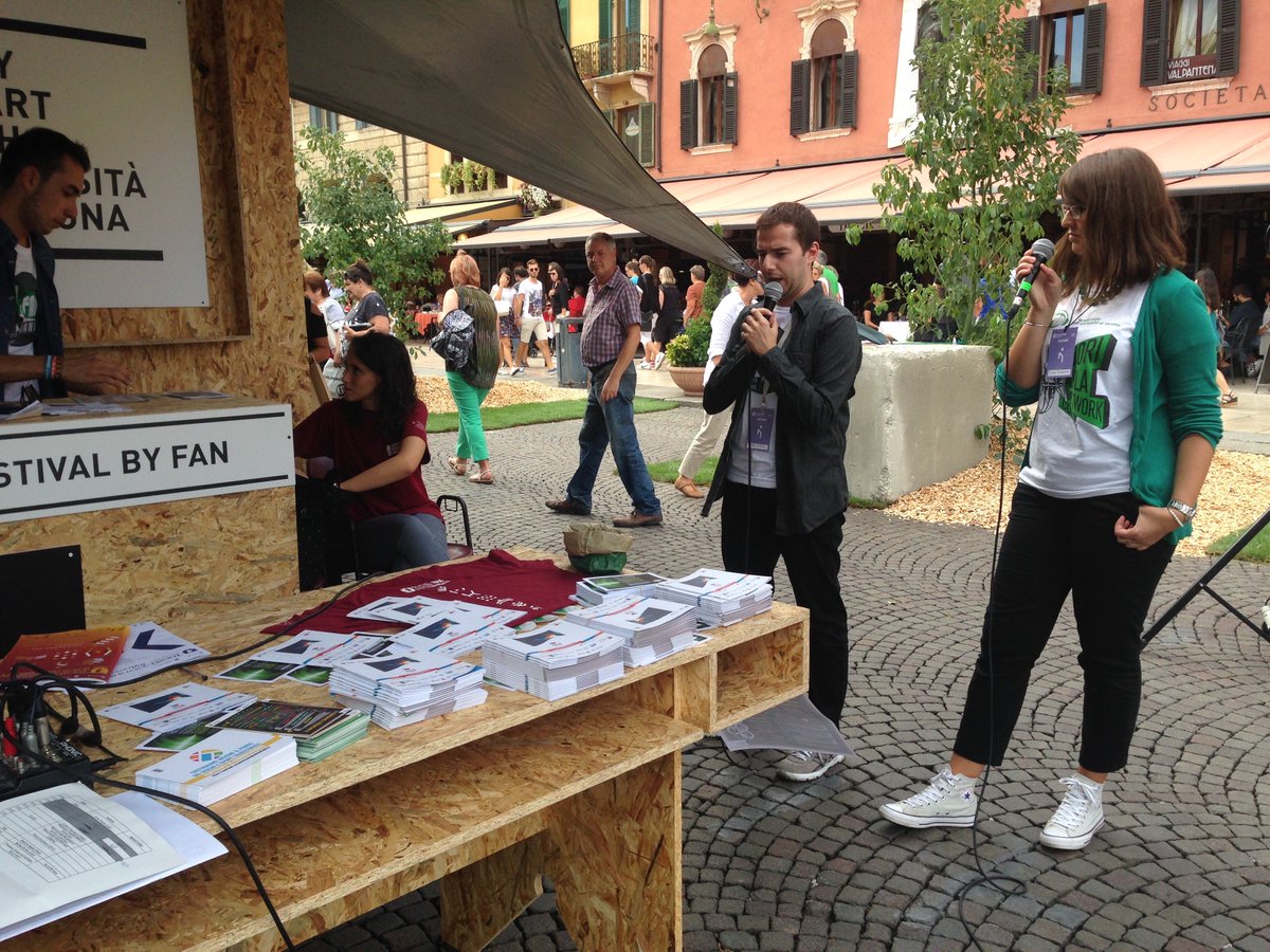 In #diretta da piazza #Bra. #fuoriaulanetwork radio ufficiale del #Tocatì2016 tanti ositi! Stay tuned