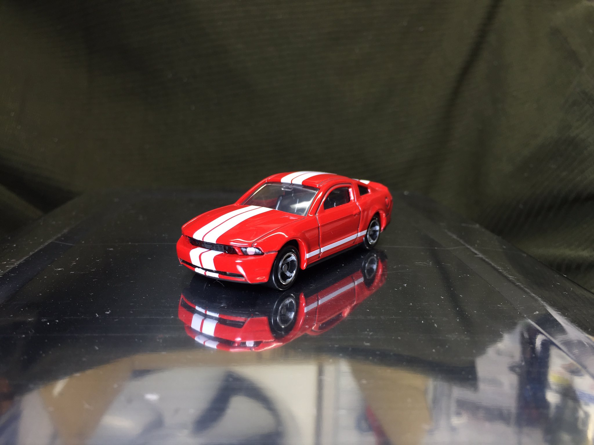 バドゆ 依頼で トミカのマスタングを改造なしの塗装のみでシェルビーgt500っぽくしました 名探偵コナンの赤井秀一の愛車 ラインはハセガワフィニッシュシートにて ライト角目 丸目 フロントリップ グリル ホイールを塗装 スミ入れ トミカ