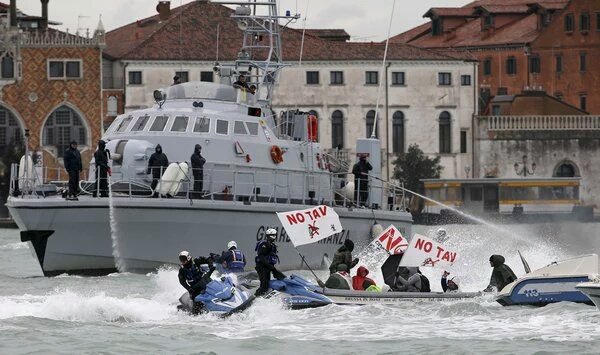 NoGrandiNaviVe's tweet photo. Non solo #nograndinavi: il #25S a #Venezia ci saranno anche i comitati #notav dalla ValSusa!
Grazie!
@Wu_Ming_Foundt https://t.co/n6GgwBZokT
