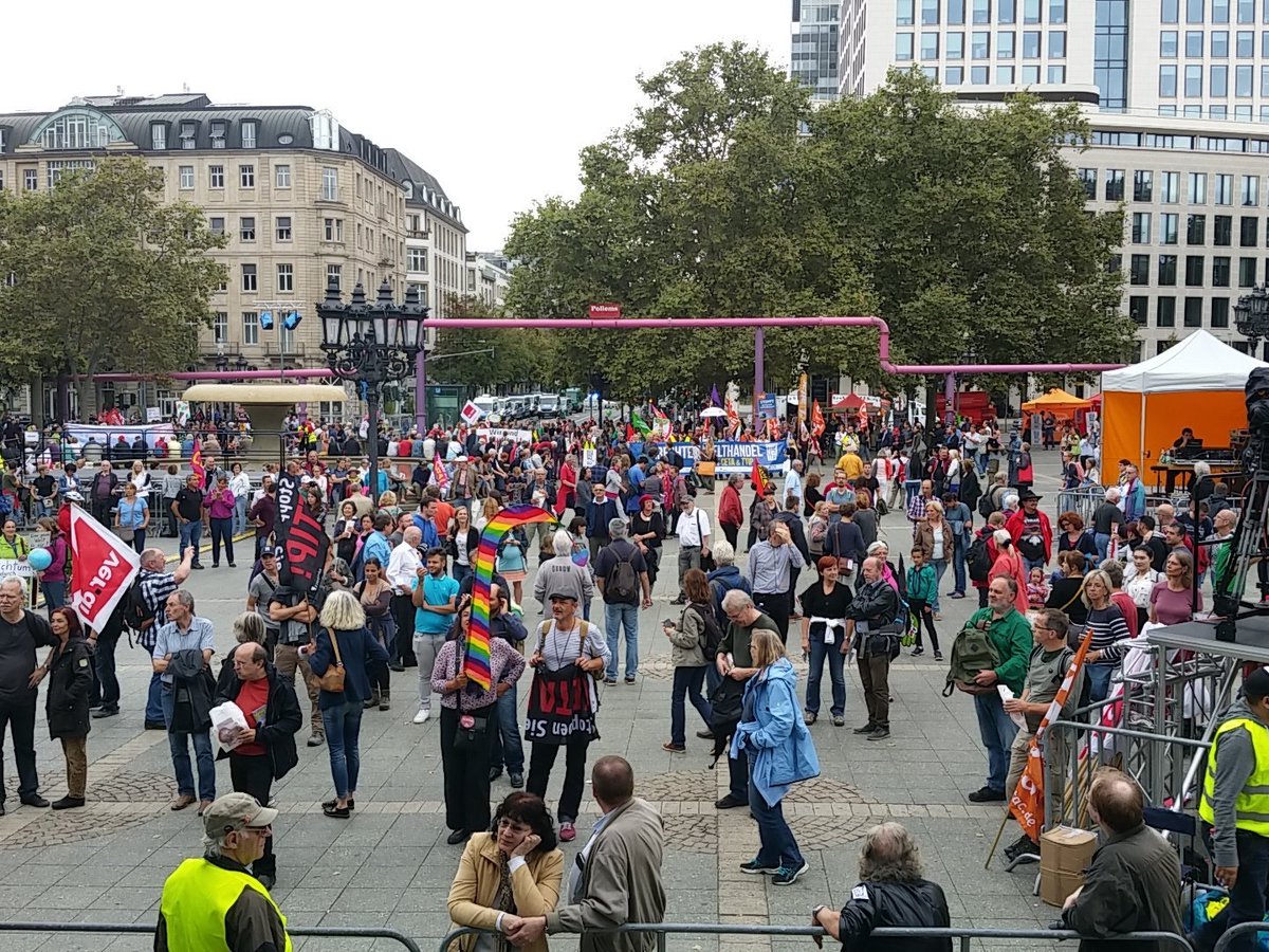 StopCetaTtipFfM's tweet photo. Die Demo in #Frankfurt ist zurück! Der Opernplatz füllt sich wieder #StopCetaTTIP https://t.co/AluEiJ2Fy2