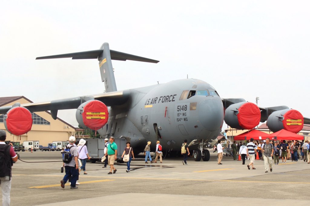 koukuki_bot's tweet photo. C-17
マクドネル・ダグラス（現ボーイング）社が製造した軍用輸送機。愛称はグローブマスターIII。C-5の長距離空輸能力、C-130の短滑走路での離着陸能力を両立した輸送機。米陸軍のすべての装甲戦闘車両と航空機が搭載可能。 https://t.co/TkWXFifBIZ
