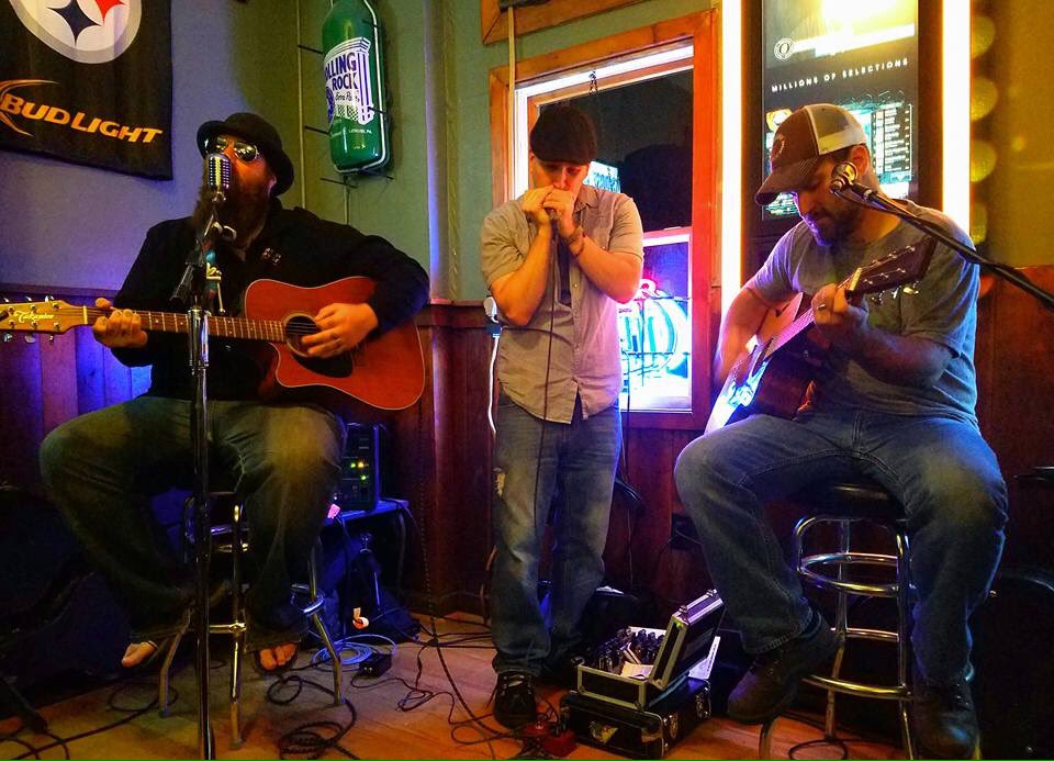 ectband's tweet photo. Pics from last nite's 3-man #acoustic show at #HarborInn. https://t.co/BjN110p459
