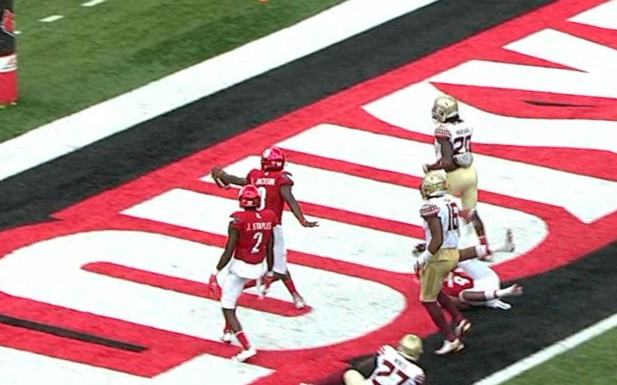 SportsCenter's tweet image. Lamar Jackson is UNREAL!

He scores his 18th TD of the year, 5th of the game, to put Louisville up 56-10.