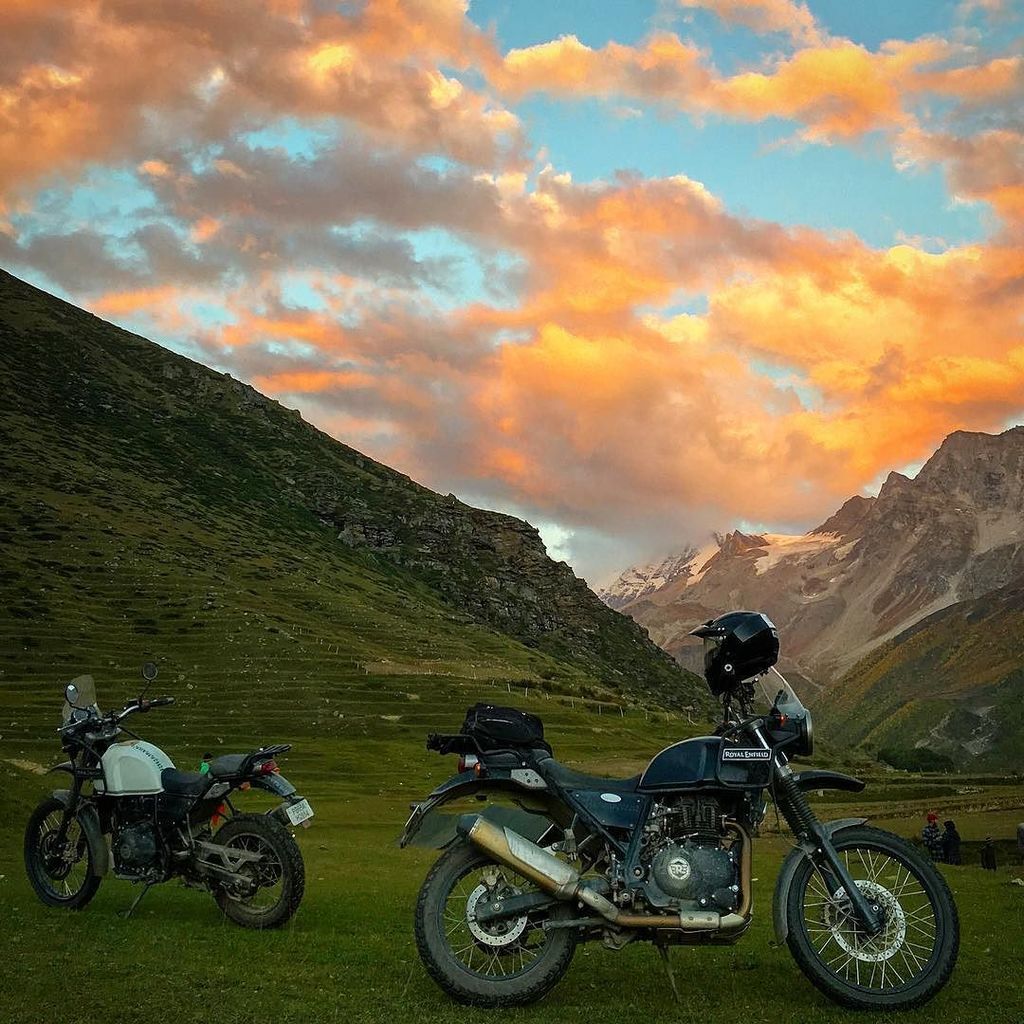 #Himalayan sunset #helmetstories #sbhimalayas #advlife #Pangi
