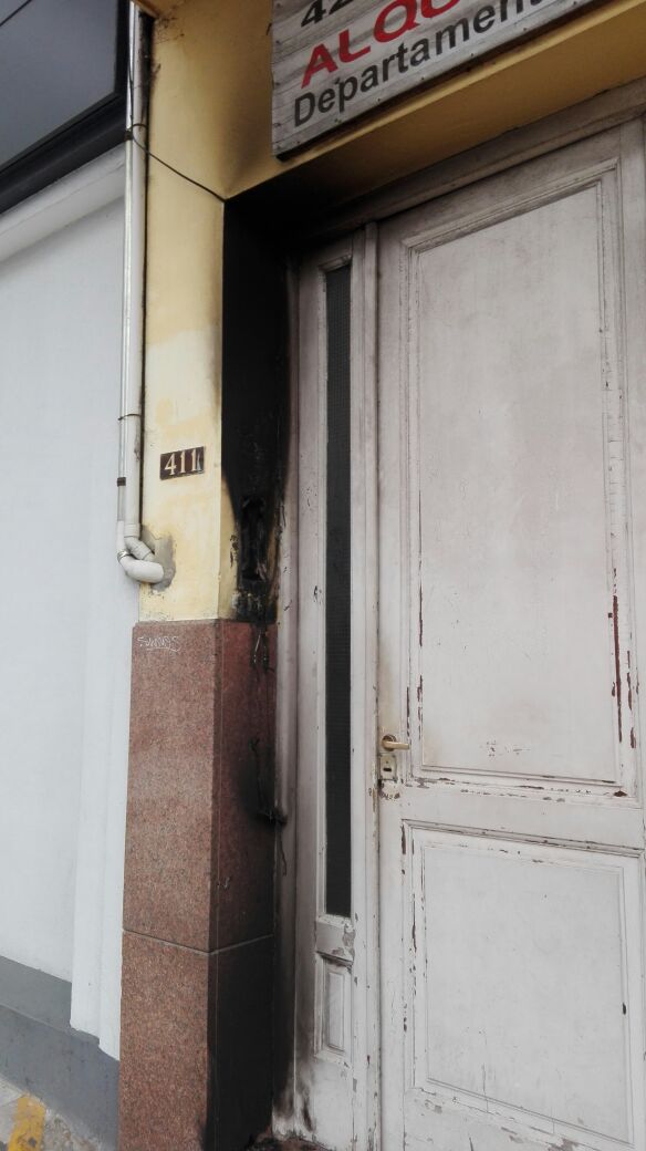 LaVozdelGrito's tweet photo. Vándalos ponen petardo en  puerta d FM WEN 93.7 # Quilmes violencia q busca el silencio @lu_cue @vocerodequilmes https://t.co/MTH78AqQ4w