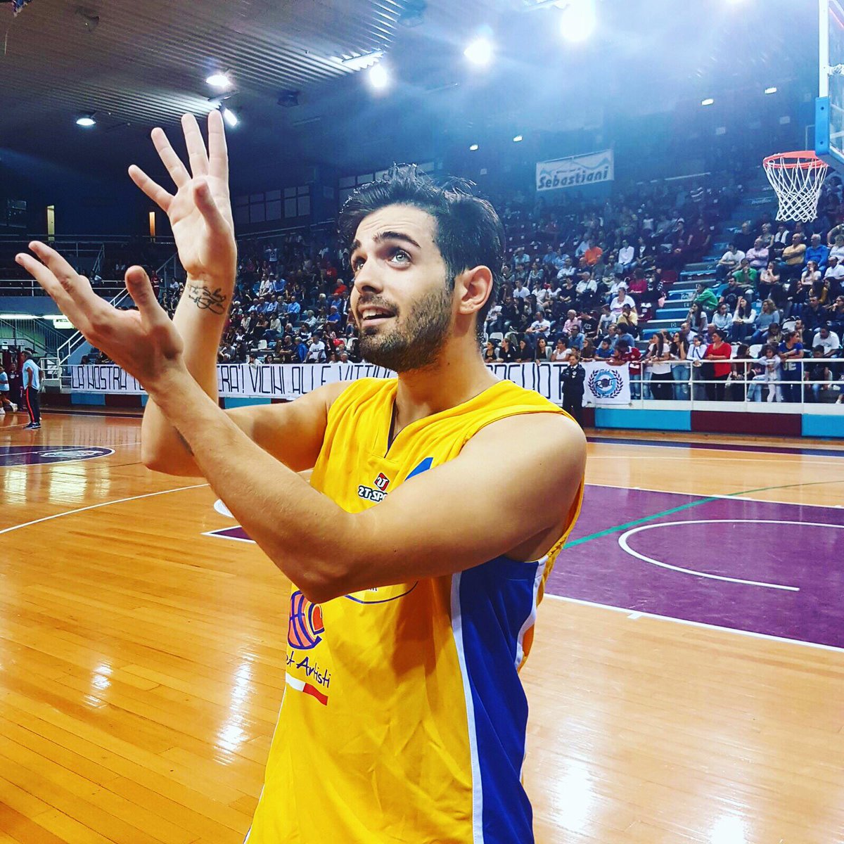 Leo ieri giocando a basket per una partita di beneficenza, che cuore d'oro <3