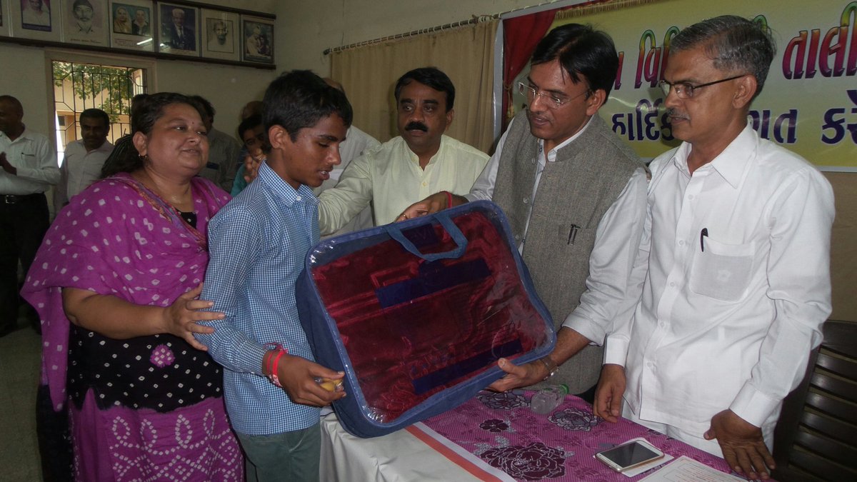 mansukhmandviya's tweet photo. Distributed blankets, shawls &amp; note books among them. Allocate ₹10 lakh to this center from MP Grant. #SevaDiwas 2/2 https://t.co/WejyuoxSm1