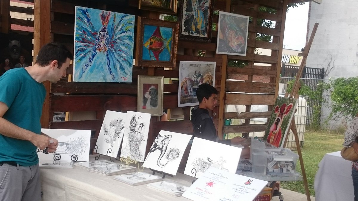 EastEndBazaar's tweet photo. Stop by the final #EEBazaar of the year today! Lots of new vendors, music, and Musical Easels! #UrbanAppalachia https://t.co/kvvTFE4hBo