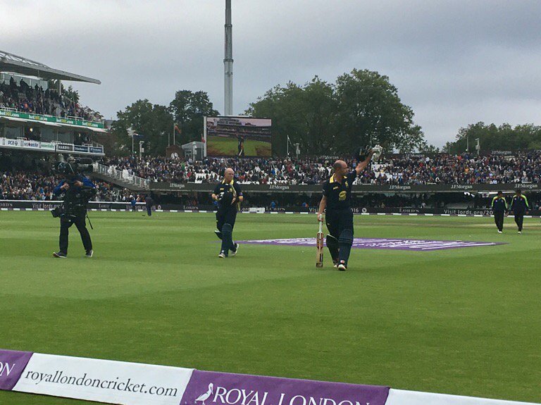 📸 <a href="/Trotty/">Jonathan Trott</a> &amp; @TimAmbrose2016 coming off the field after sealing victory 🏆
🐻#YouBears