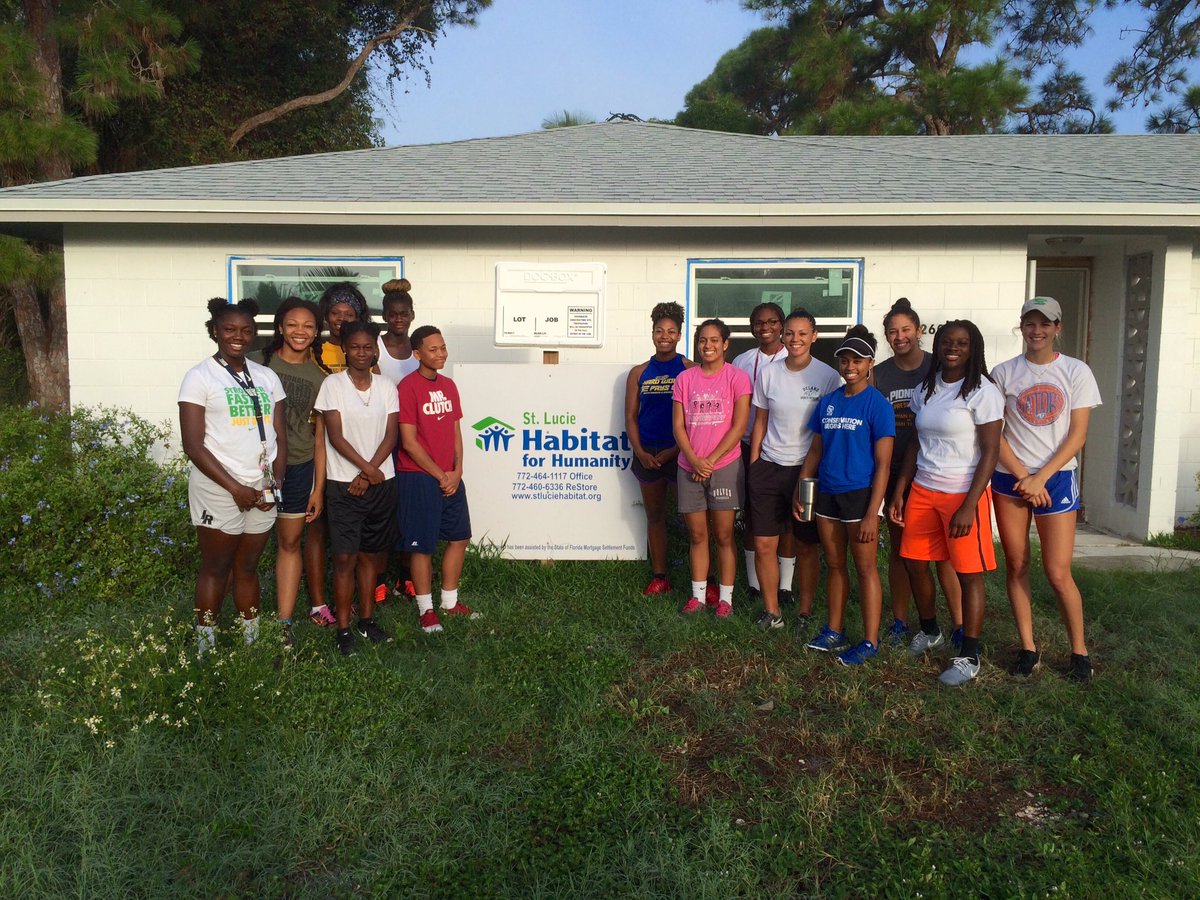 INDIANRIVER_WBB's tweet photo. Through giving of ourselves we learn the true meaning of selflessness. IRSC WBB painting for Habitat for Humanity. https://t.co/LGed63Dsnb