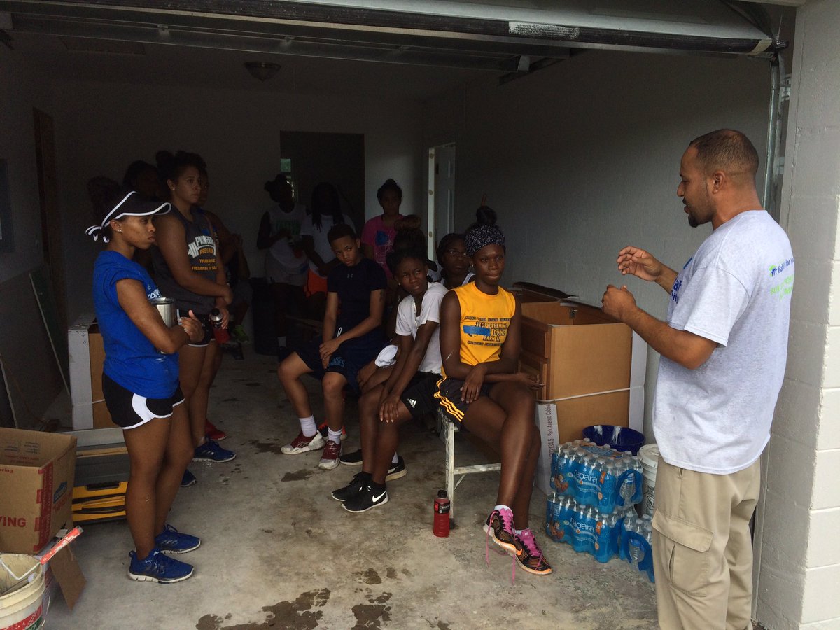 INDIANRIVER_WBB's tweet photo. Through giving of ourselves we learn the true meaning of selflessness. IRSC WBB painting for Habitat for Humanity. https://t.co/LGed63Dsnb