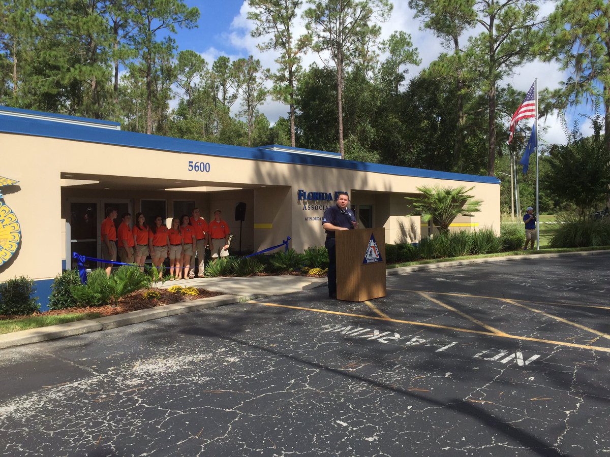 berrygirl1256's tweet photo. Hills Cty Federation Officers at FLA FFA Association ribbon cutting. #FFAPROUD #hcpsctae #preparestudentsforlife https://t.co/HiWvSgn136