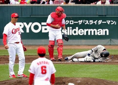 野球ℓsnye 1枚目 これは藤浪が黒田にボールをぶつけそうになってしまった様子 藤浪は帽子をとって謝ってているのに対し 当たってもいないのにキレている 2枚目 今度は黒田がぶつけてしまったようだ ボールを当てているというのに帽子をとらない黒田