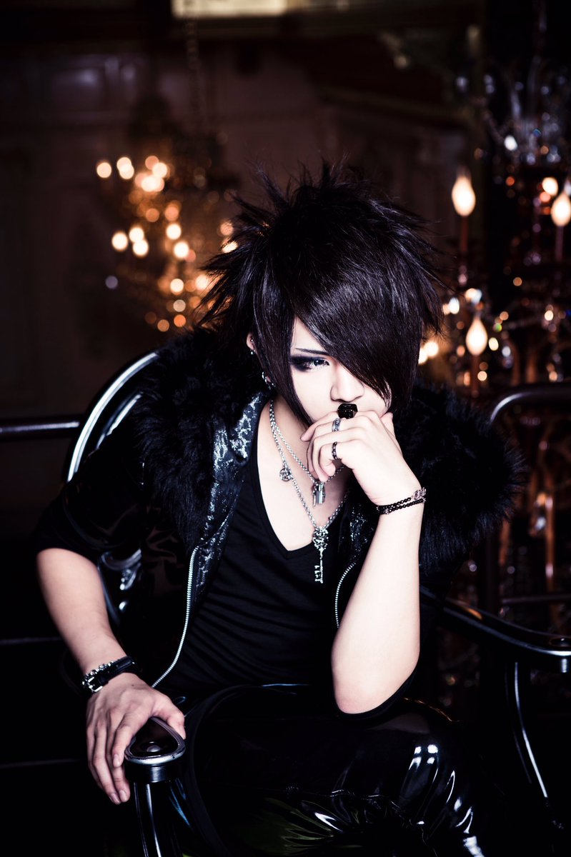 HorrorVisual's tweet photo. Ribelio. New look. Naru (Guitar), Hibiki (Bass) and Koh (Drums).
#Ribelio
#VisualKei https://t.co/rhG0QPYre7