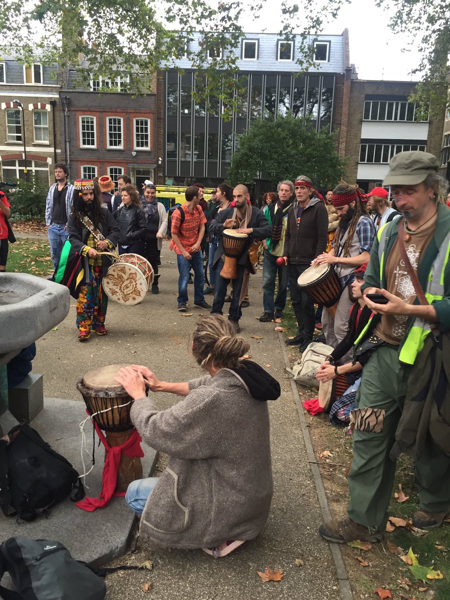 rudebwoyben1's tweet image. @passingclouds #savepassingclouds crowd is gathering and drumbeats arising on Hoxton Square