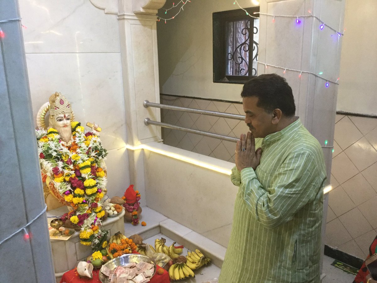 Gujaratmitr's tweet photo. #ગુજરાતમિત્ર #newsaupdate
@mumbaicongress અધ્યક્ષ @sanjaynirupam એ વિશ્વકર્મા પુજા સમારોહમાં ભાગ લઈ પુજા કરી https://t.co/YbBPbRUZe1