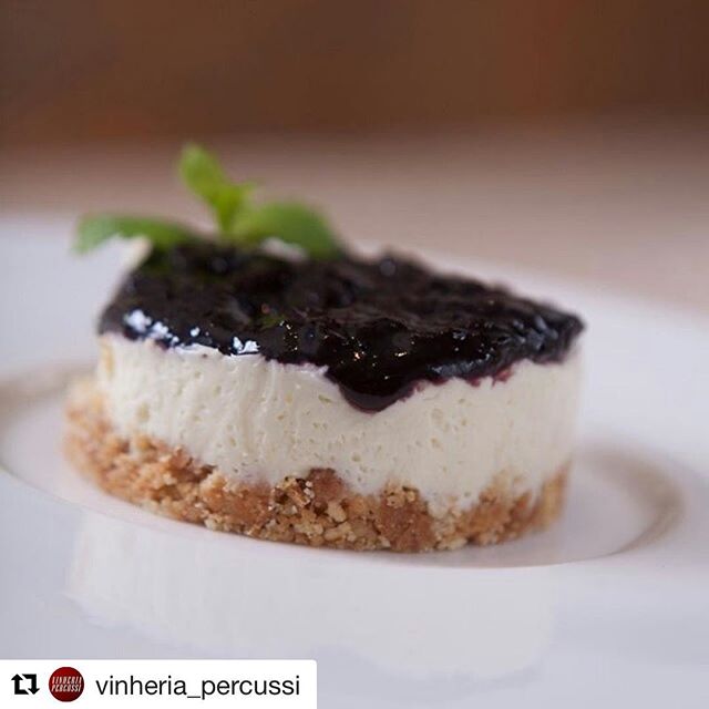 Percussi's tweet photo. Cheesecake da Vinheria c/ biscoitos belgas #Destrooper e geleia de blueberry por cima! #doce 📷: @bonsrestaurantesp https://t.co/3G2dWmjzXm