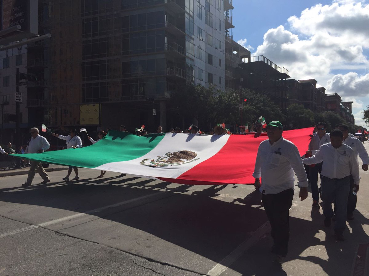 heroespaisanos's tweet photo. Paisano #Houstonl orgulloso de acompañar a @ConsulMexHou en 48th Annual Fiestas Patrias International Parade https://t.co/nwF7pj3i1S