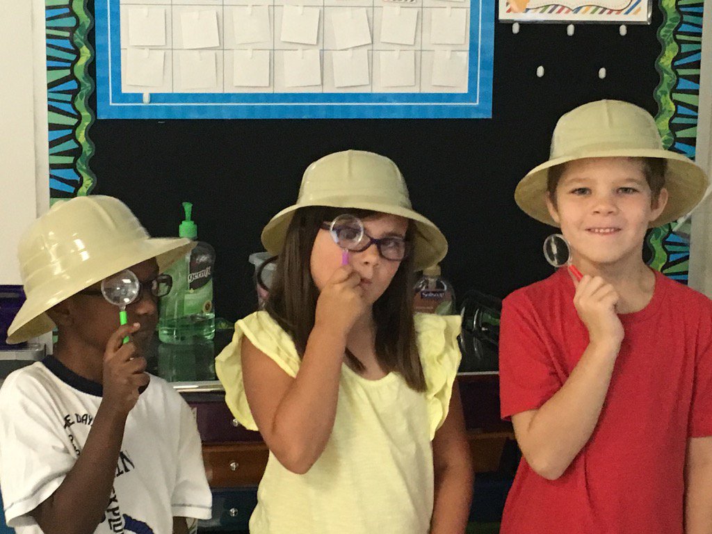 wrightpartyof4's tweet photo. Mrs. Wright's 1st grade class going on a Scavenger Hunt in the library. #OurNewNormal #FollowOurLead @MtCarmelElem https://t.co/yQoIaoDFev