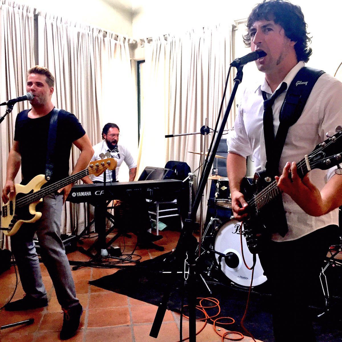 HelenaPerello's tweet photo. @LaMusicalite #cracks en directo #bodón @alfonshop #vivalamusica https://t.co/QRta527twF