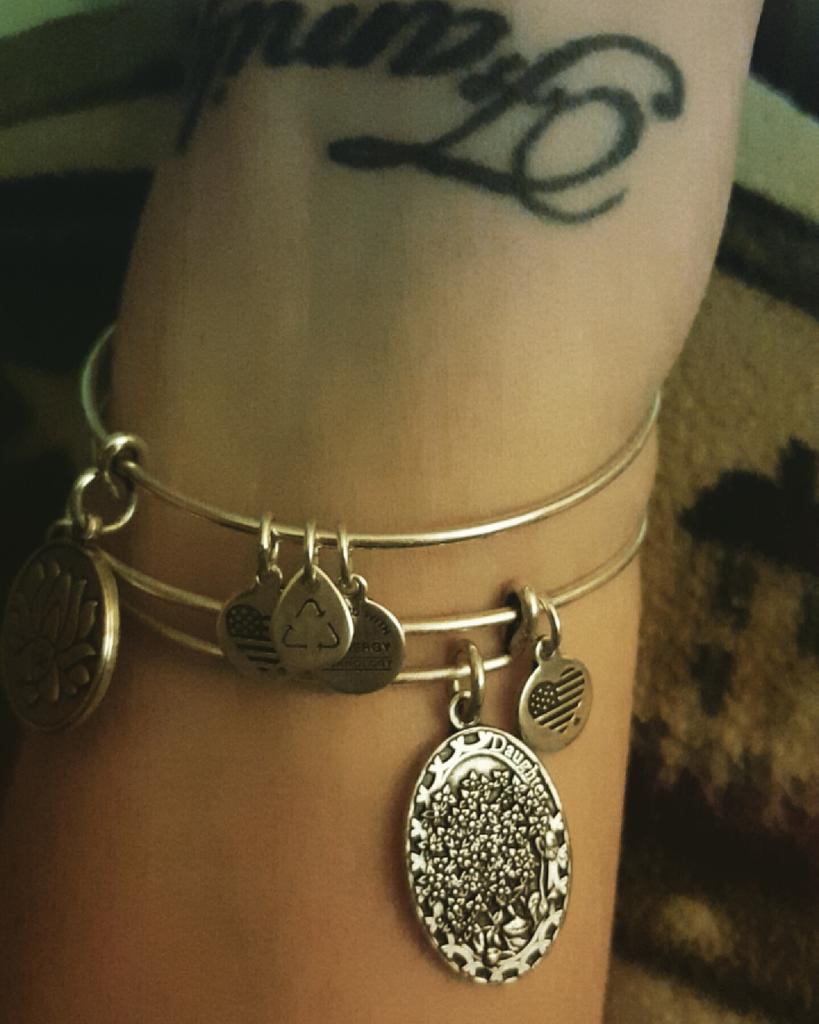 MarissaSimmons7's tweet photo. I'd say my mommy loves me. #alexandani #daughter #charmedarm https://t.co/KbImr7mAOB