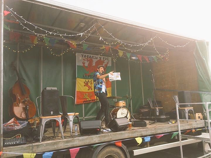 WelshWhisperer's tweet image. Whoohoa, giggin on a trailer! @tafarnyfic #llithfaen!