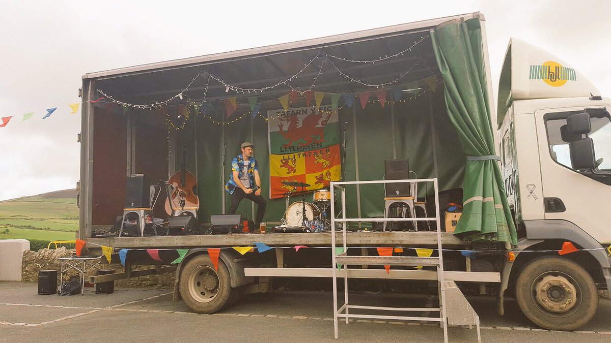 WelshWhisperer's tweet image. Whoohoa, giggin on a trailer! @tafarnyfic #llithfaen!