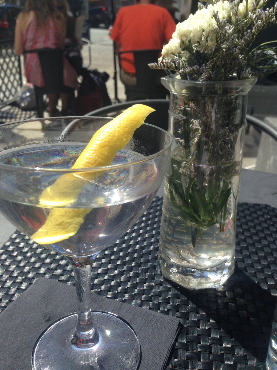 LittleMorty1's tweet photo. Refreshing pre-lunch martini in the sun @BennettBarNYC https://t.co/EedDhGkeE7