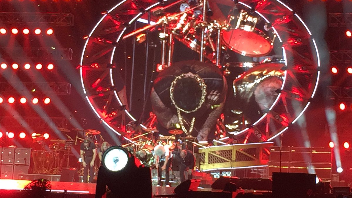 amandac_lambert's tweet photo. #f1singapore #Queen #AdamLambert #Singapore #F1NightRace #SGPconcert https://t.co/0ufTEHwduV