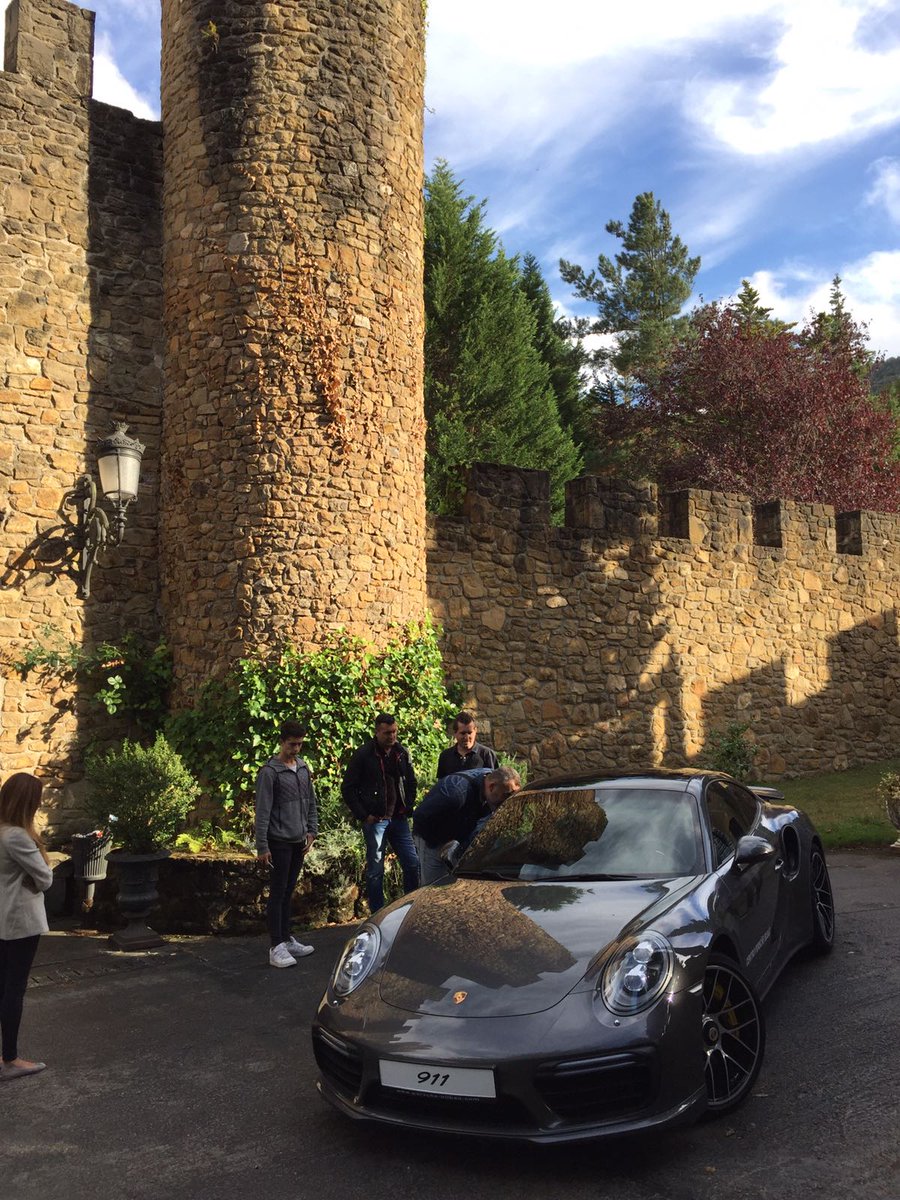 BasqueExps's tweet photo. @torreloizaga @HighMotors gran ambiente en el espectacular #salonhighmotors en #Galdames https://t.co/quaK1Ju4CR https://t.co/0rzvlCidtC