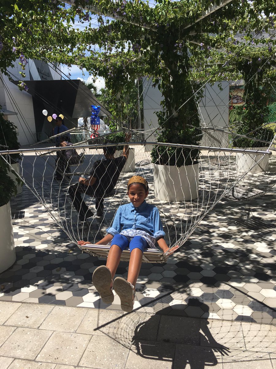 nonradioMusic's tweet photo. Swinging and grooving info : https://t.co/Q9yofsxUGJ #DayIntoNightMusic #MiamiDesignDistrict #AdmFree https://t.co/88sATz6Dus