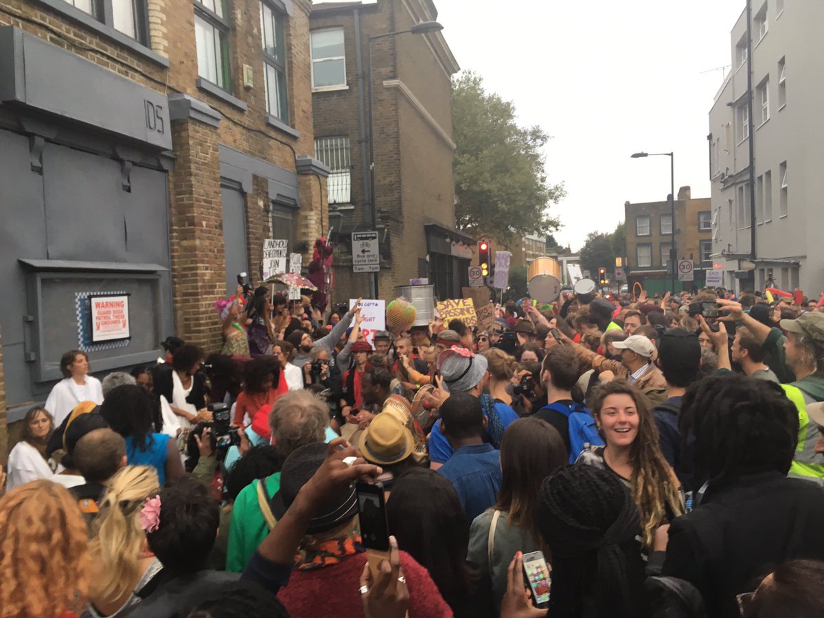 HowsonsGroove's tweet image. Positive vibes at the @passingclouds March #savepassingclouds