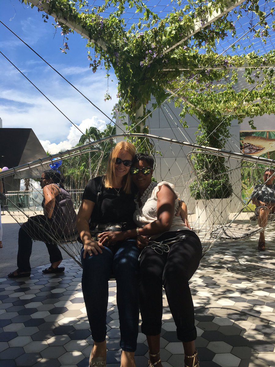 nonradioMusic's tweet photo. #DayIntoNightMusic perfect for a girls day..Going on now #AdmFree #MiamiDesignDistrict info: https://t.co/Q9yofsxUGJ https://t.co/e8jKpaJygQ