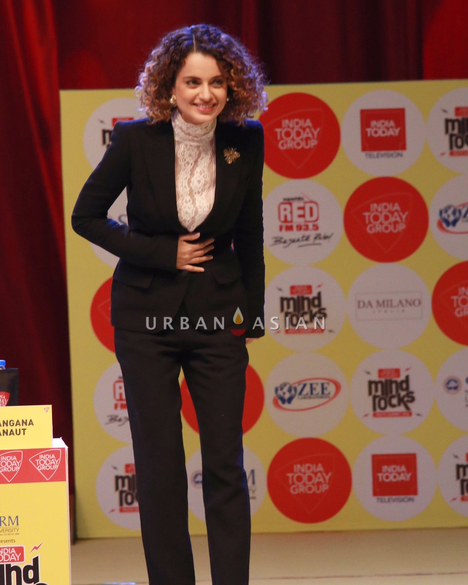 UrbanAsian's tweet photo. Kangana Ranaut flaunting her abs, dancing and doing poetry at India Today Mind Rock! #KanganaRanaut #MindRock https://t.co/rRXEmKwksC
