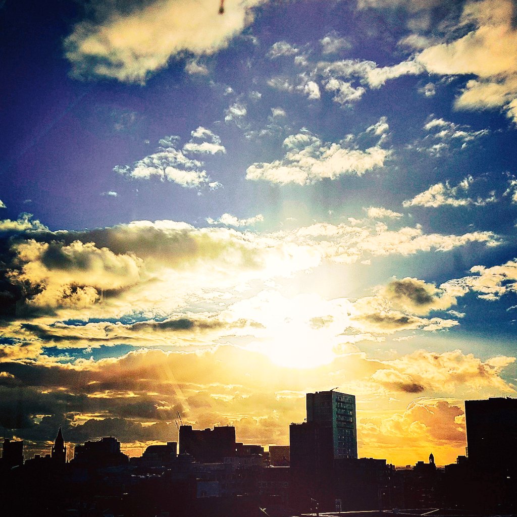 natdings's tweet photo. #skyline #manchester #sky https://t.co/0Fp2RVkS8F