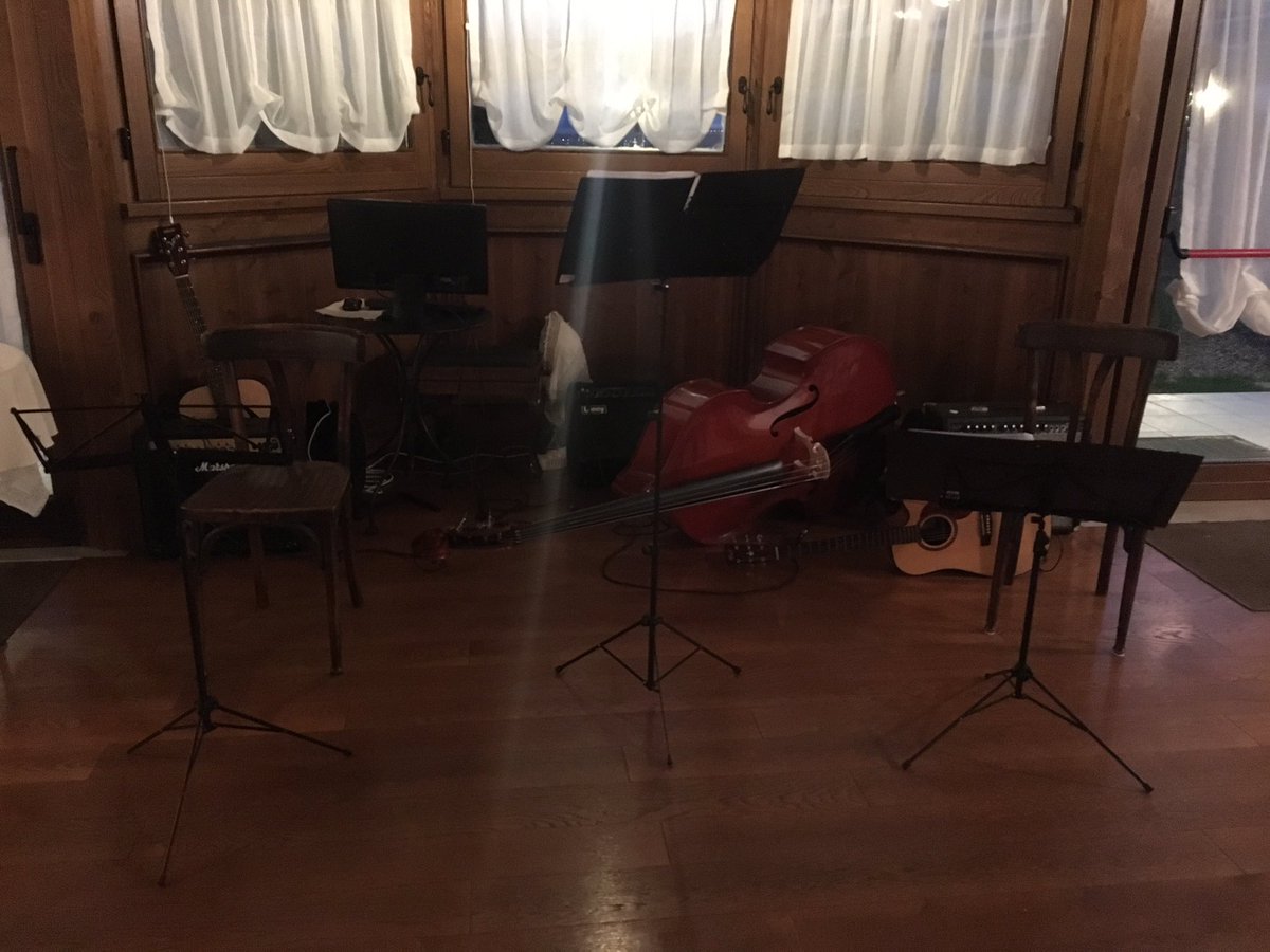 DeltaTrioReal's tweet photo. Tutto pronto per questa sera!! #DeltaTrio #Live #Gipsy #Jazz #Manouche #Hot #Italian #Swing #Apericena #agriturismo https://t.co/7QpV6l1Kuw