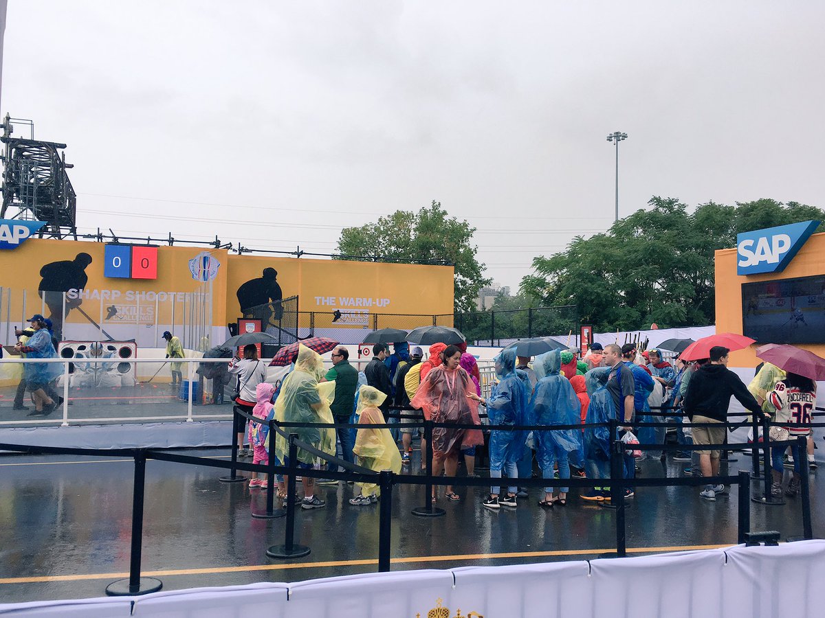 ChatawaySports's tweet photo. Even in the rain, fans are lined up for the @SAP Skills Challenge! We Canadian's are crazy about #Hockey, eh? https://t.co/l0qgBXYDOg