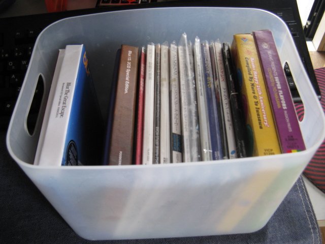 黄緑の ダイソーの積み重ねボックスは通常cdより少し広めの幅だから 通常cd用の収納ケースに納まらない紙ジャケとか箱入りのcdを入れるのに丁度良い