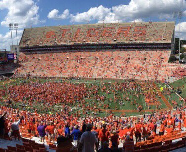 ClemsonUpdates's tweet photo. @orangeandwhite @ESPNCFB #Clemson football Still #StormingTheField after every game! Family Tradition https://t.co/QvQE9sZlPR